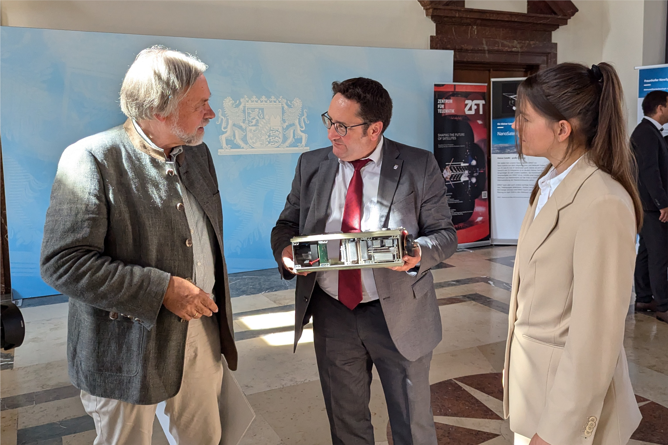 From left: Prof. Dr. Klaus Schilling (Vorstand Zentrum für Telematik e.V.), Tobias Gotthardt (MdL), Lisa Elsner (Zentrum für Telematik e.V.)