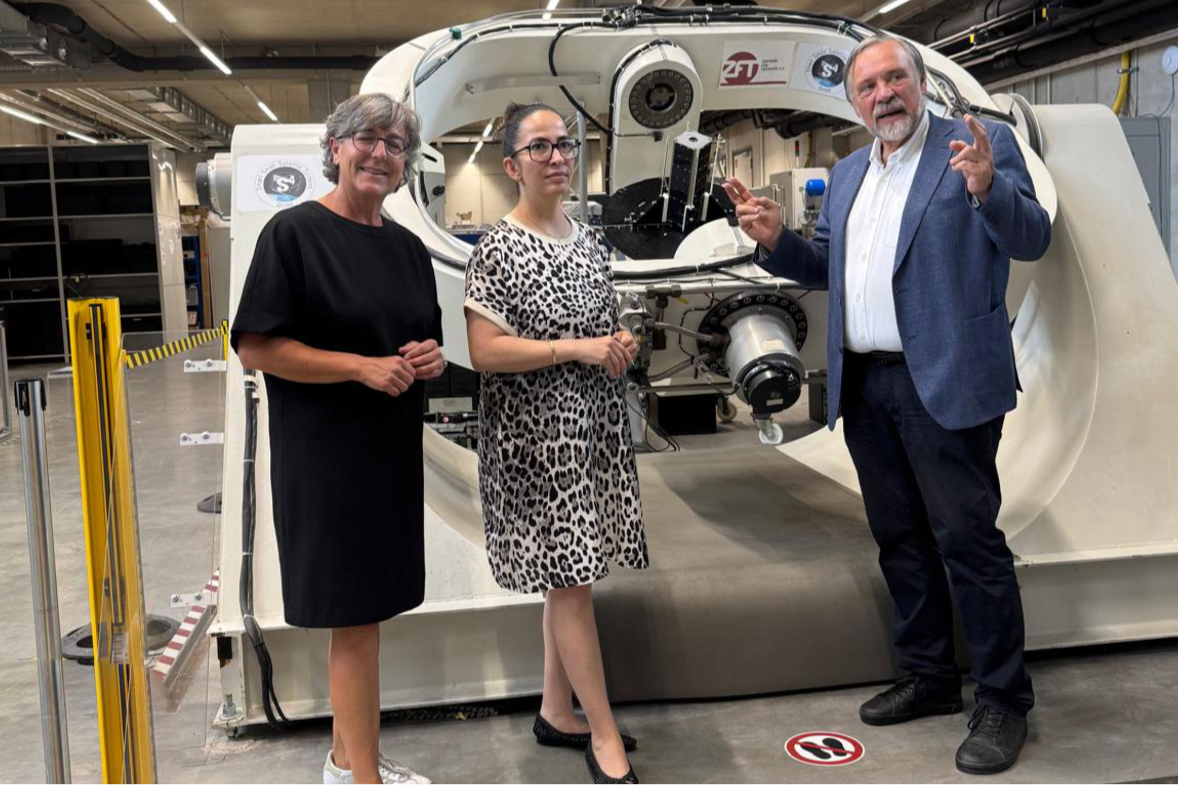 ZfT Vorstand Prof. Dr. Klaus Schilling (rechts) erläutert MdB Dr. Hülya Düber (mitte) und ihrer persönlichen Referentin Monika Kraft die Bedeutung von Multisatellitentests in der Kleinsatellitenfertigung.