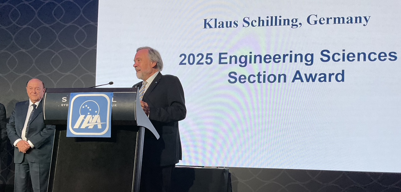 Prof. Schilling während seiner Dankesrede auf dem Gala-Dinner des IAC 2025 in Sydney. Im Hintergrund IAA-Generalsekretär Jean-Michel Contant